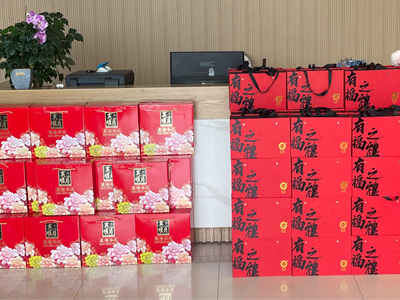 《中秋赠礼：传递情谊与感恩》